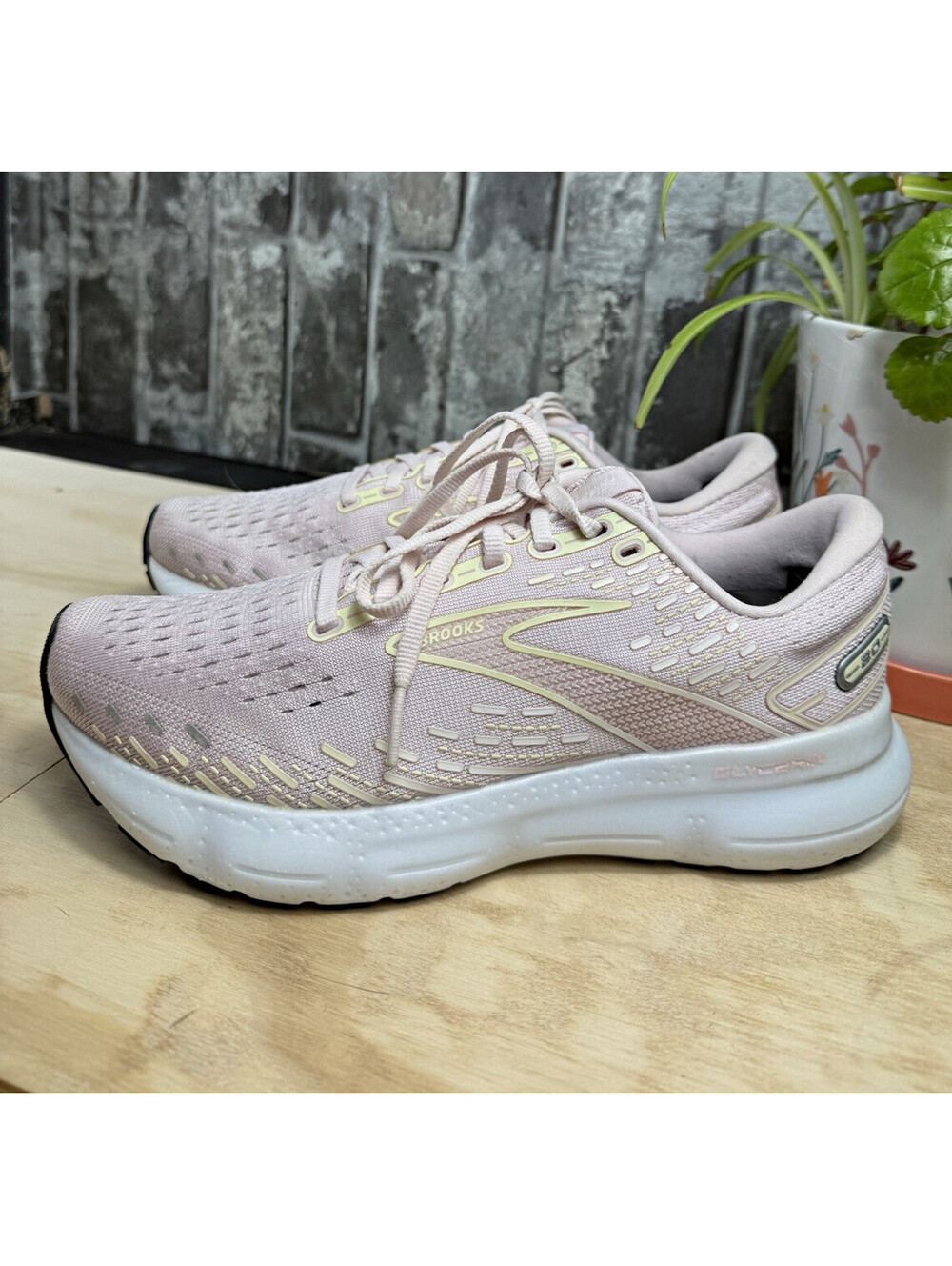 Brooks Glycerin Women’s Pink/White Low Top Lace-Up Logo Mesh Rubber 1203691B656